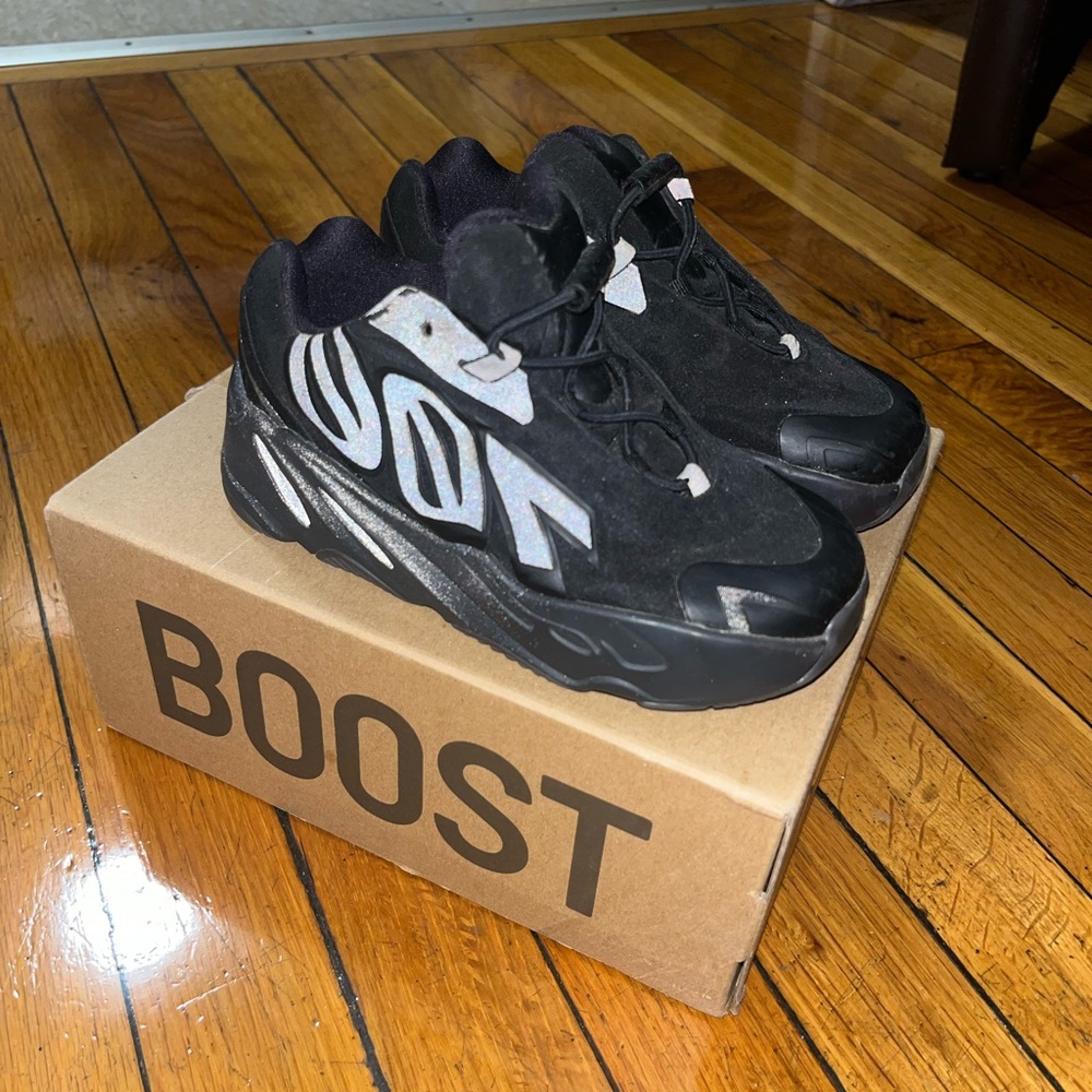 Black Yeezy 700